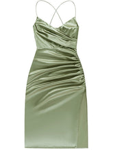 Kleid mit Rüschensaum und Schlitz